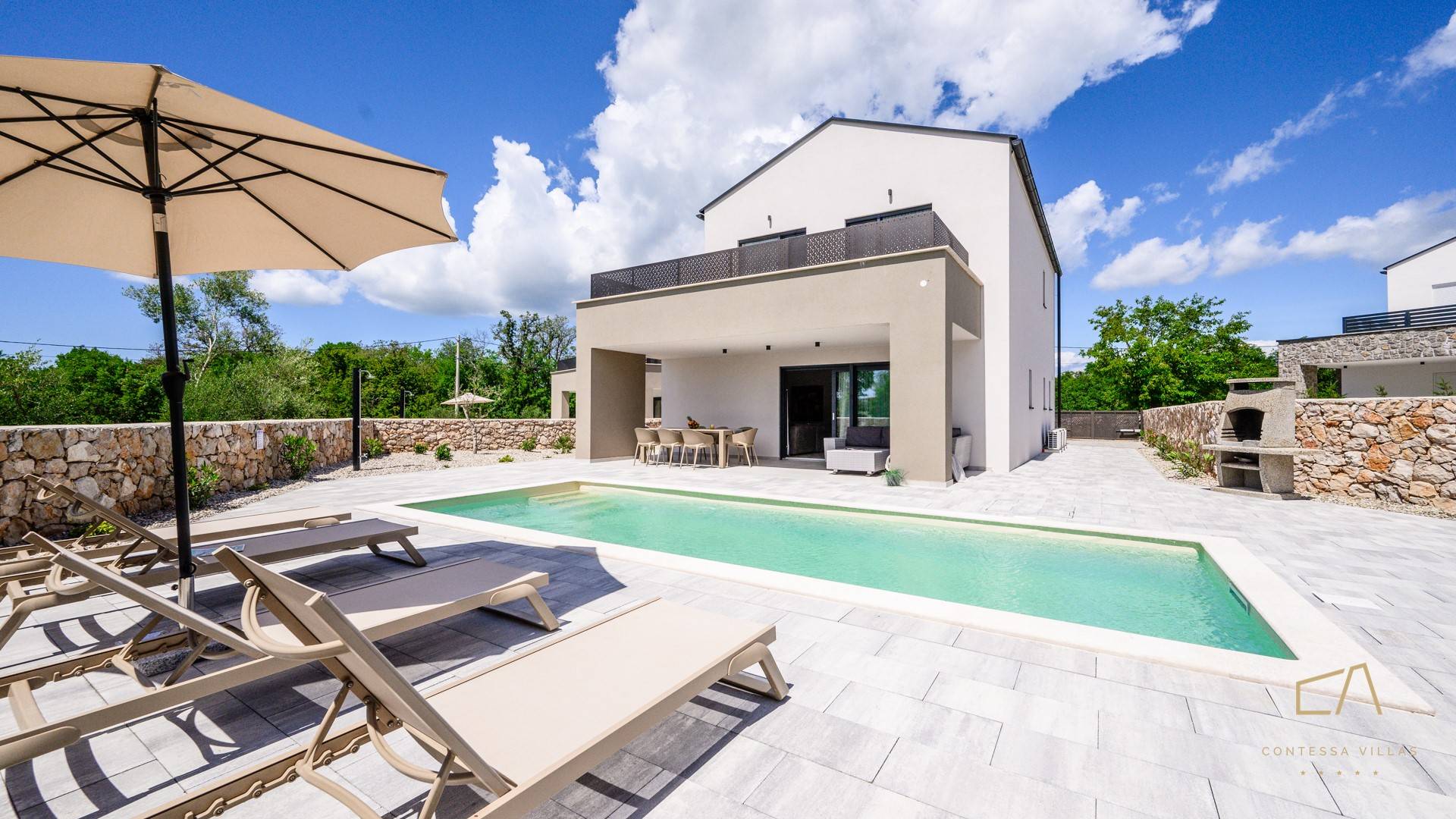 Modern and equipped villa with pool and garden - for sale!