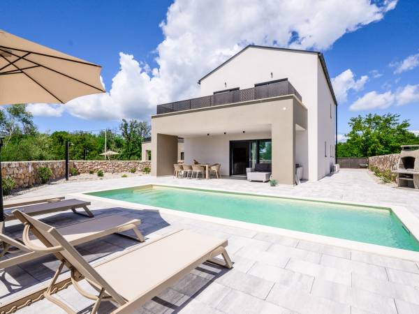 Modern and equipped villa with pool and garden - for sale!