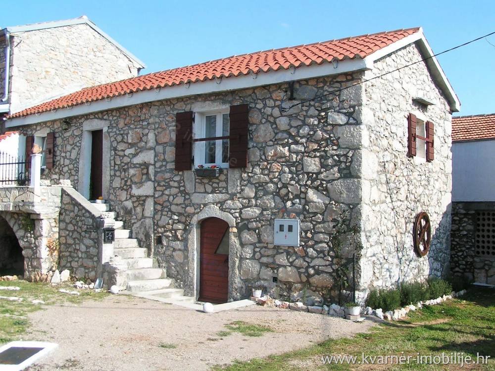 Otok Krk, okolica Dobrinja / Autohtona kamena kuća s okućnicom i velikom konobom!!