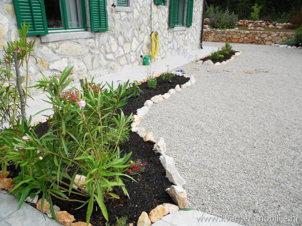 PRILOŽNOST!! Nova dvojna kamnita hiša z lepo urejenim vrtom na mirni lokaciji!!