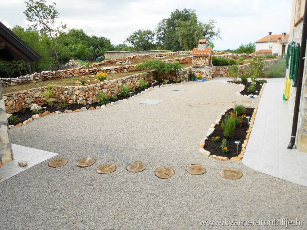 PRILOŽNOST!! Nova dvojna kamnita hiša z lepo urejenim vrtom na mirni lokaciji!!