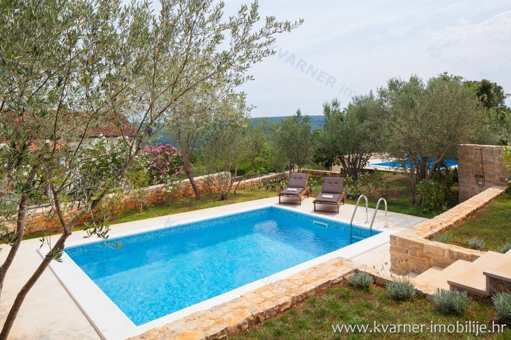 ROMANTIČNA VILA SA BAZENOM!! Prekrasno uređena vila u rustikalnom stilu sa bazenom, lijepom okućnicom i pogledom na more!!