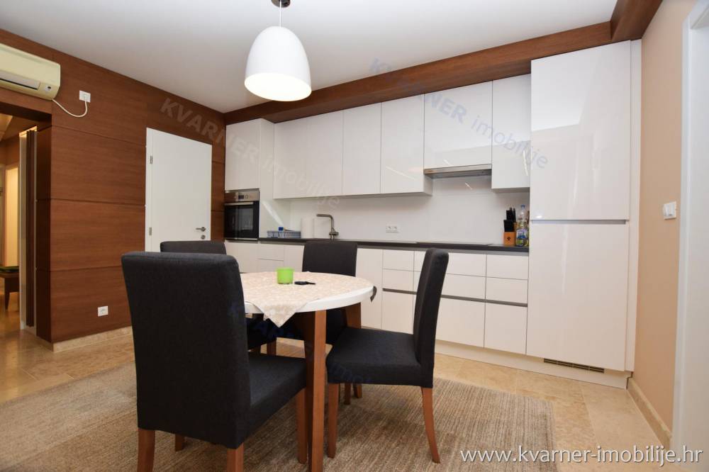LUXURY EQUIPPED FLAT WITH GARDEN!! Ground floor apartment with garden, 2 parking places and beautiful interior in a quiet location in Malinska!!