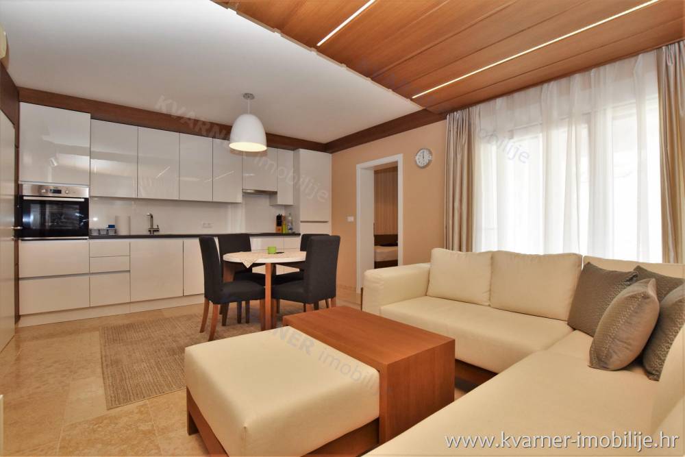 LUXURY EQUIPPED FLAT WITH GARDEN!! Ground floor apartment with garden, 2 parking places and beautiful interior in a quiet location in Malinska!!
