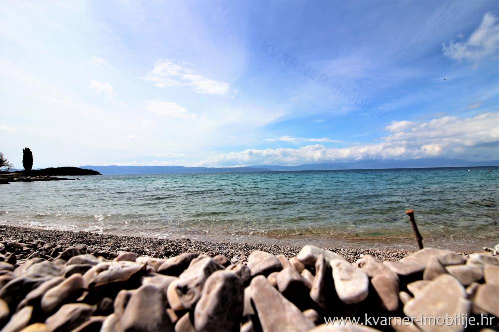 EXCLUSIVE! THE SECOND ROW FROM THE SEA - HOUSE IN NJIVICE WITH THREE RESIDENTIAL UNITS!!