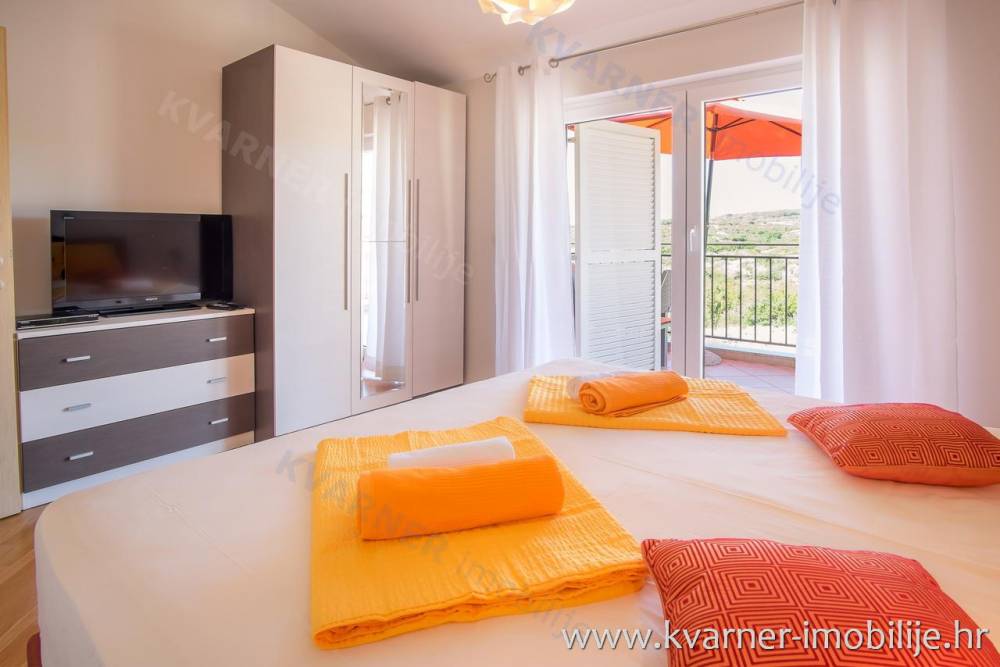 PENTHOUSE IN KRK WITH PANORAMIC VIEW!! Furnished penthouse with panoramic sea view and garage in a quiet location in the town of Krk!