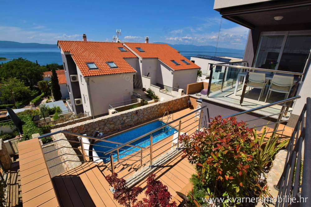 Luksuzni apartma z dizajnerskim pohištvom, ogrevanim bazenom s pogledom na morje!