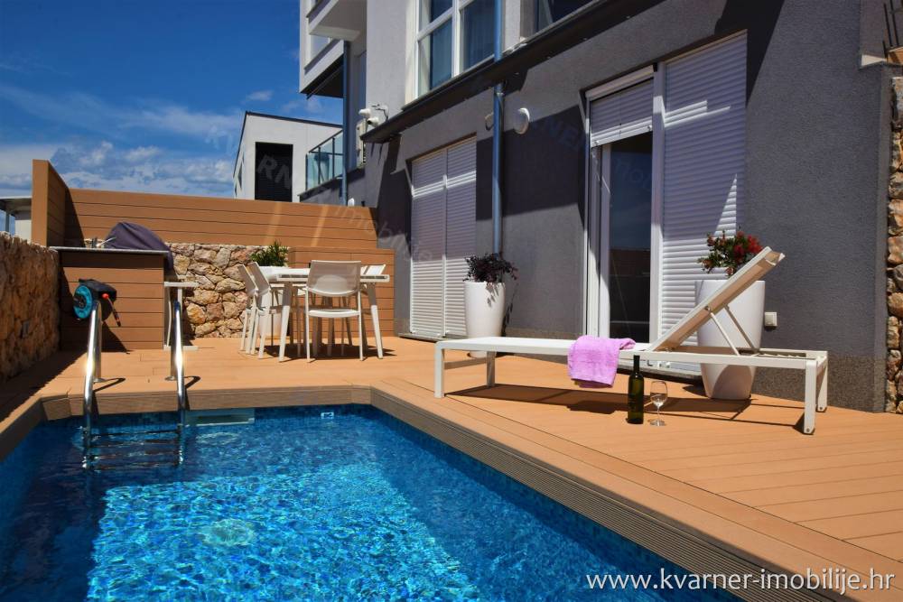 Luksuzni apartma z dizajnerskim pohištvom, ogrevanim bazenom s pogledom na morje!