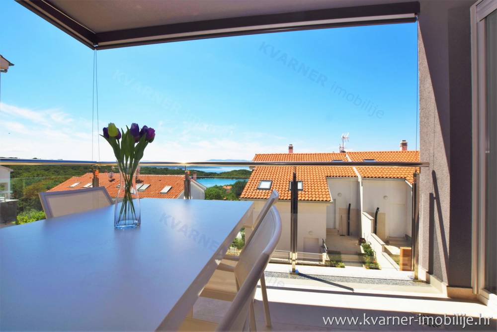 LUXURY EQUIPPED FLAT WITH DESIGN FURNITURE, HEATED POOL AND SEA VIEW!!