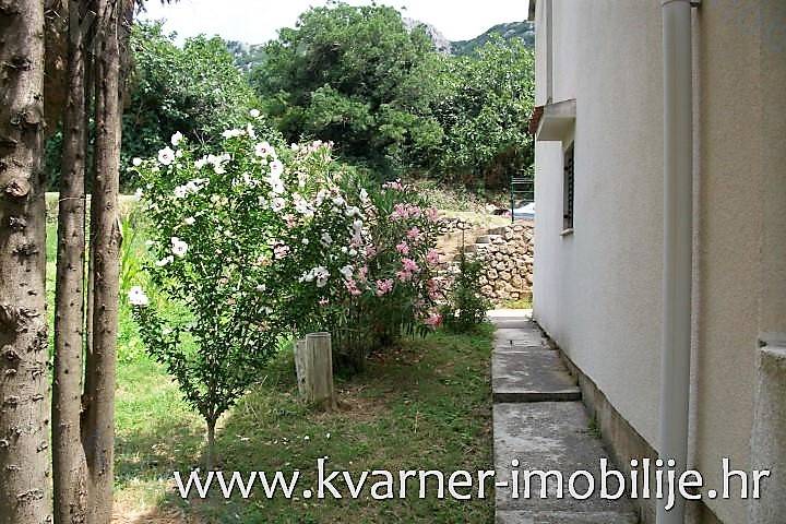 BAŠKA / HOUSE IN THE ROW WITH 2 GARAGES IN A QUIET LOCATION NEAR CREEK !!