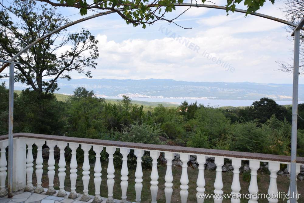 Otok Krk- Vrbnik- Družinska hiša s petimi apartmaji in prekrasnim pogledom na morje!