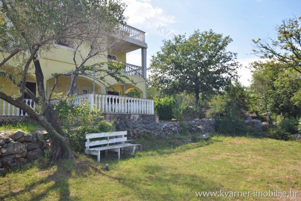 Insel Krk-Vrbnik- Familienhaus mit fünf Wohnungen und wunderschönem Meerblick!