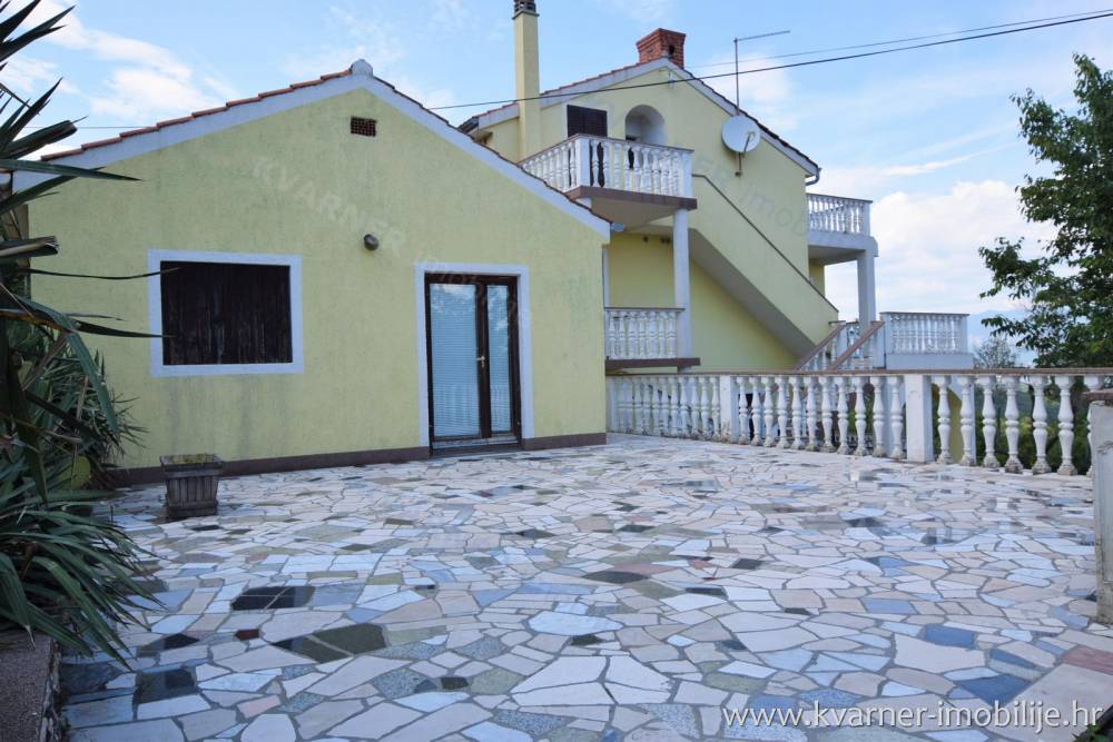 Otok Krk- Vrbnik- Obiteljska kuća sa pet apartmana i prekrasnim pogledom na more- idealna za turističku namjenu!