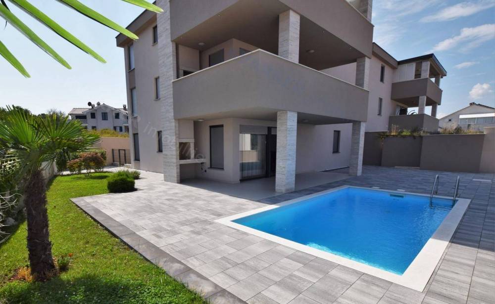 Malinska- nur bei uns zu bieten! Luxuriös ausgestattete Wohnung mit Pool und Garten 150 m vom Strand entfernt!