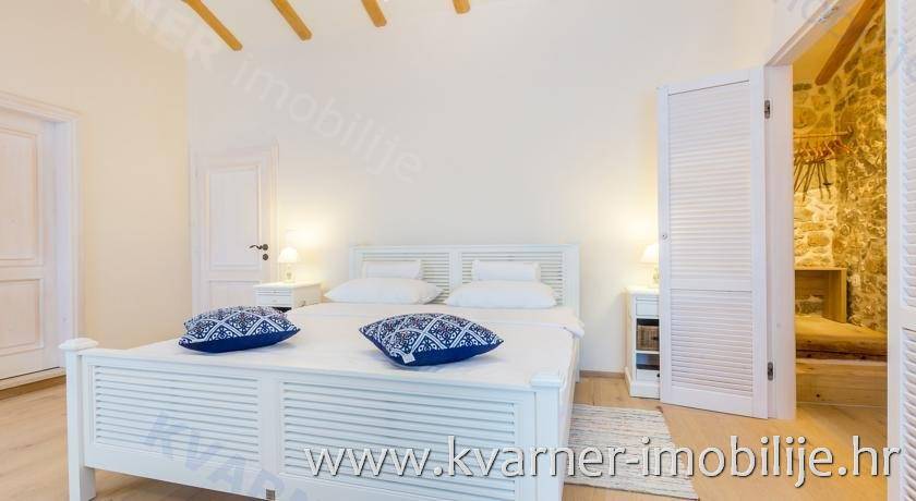 ATTRACTIVE OFFER! TWO STONE RENOVATED VILLAS WITH POOL AND SMALL HOUSE STUDIO NEAR MALINSKA!