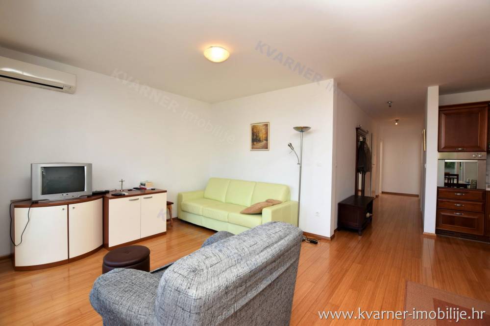 Excellent furnished apartment with large terrace, garage and sea view !! Near Center!
