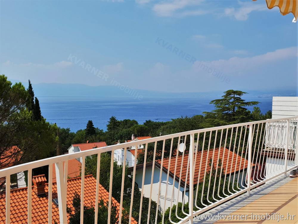 OPPORTUNITY!! Apartment house in Njivice with 3 apartments with panoramic sea views only 150 m from the beach!