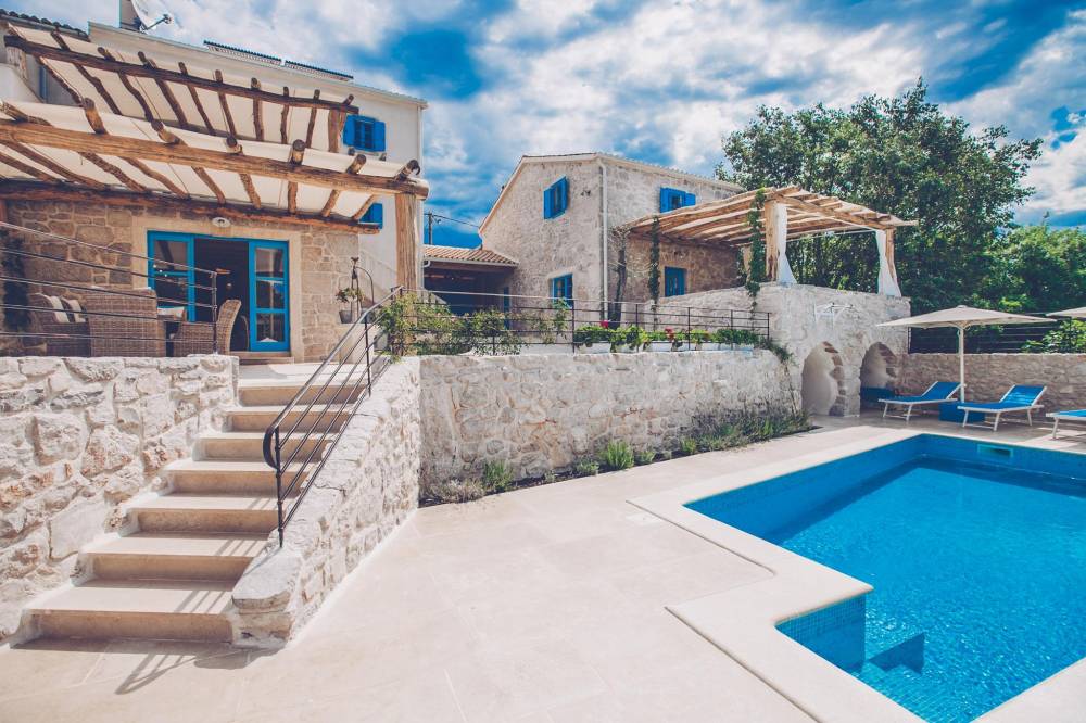 OTKRIJTE SVOJU OAZU MIRA I PRIMORSKOG ŠARMA!! Luksuzno imanje sa 3 kuće, bazenom, saunom i fitnessom uokvirena mediteranskim ugođajem!!