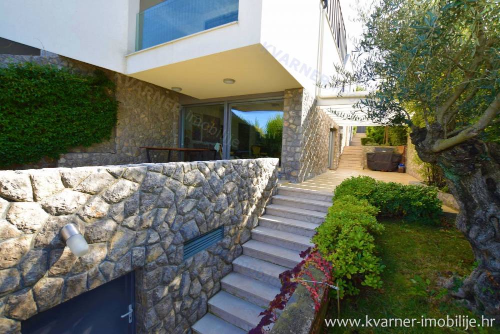 Luxury villa in Njivice, 1st row to the sea, for sale - Kvarner imobilije