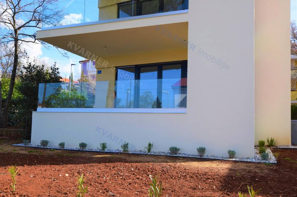 Njivice-neue Luxuswohnung, Aussicht und Garten, Verkauf | Kvarner imobilije