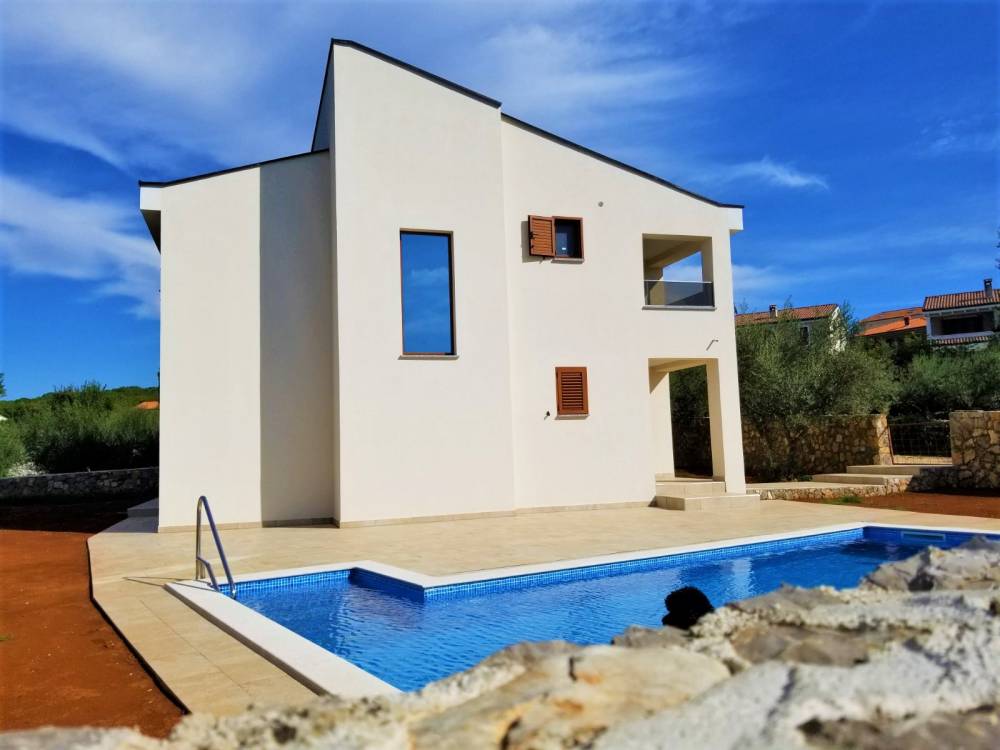 Kuća na mirnoj lokaciji blizu Malinske s lijepom okućnicom, bazenom i pogledom na more! | Kvarner imobilije
