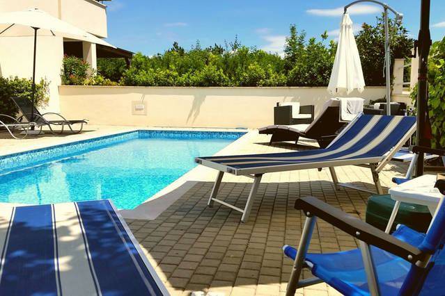 Prekrasno uređen apartman u Šilu sa pogledom na more i zajedničkim bazenom! | Kvarner imobilije