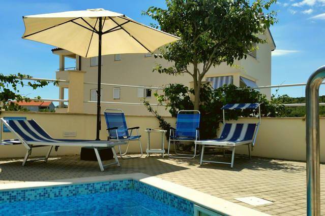Prekrasno uređen apartman u Šilu sa pogledom na more i zajedničkim bazenom! | Kvarner imobilije