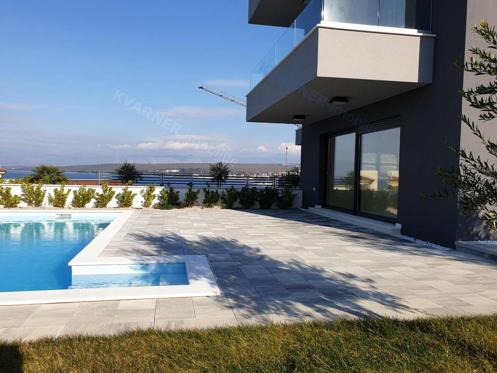 PRILOŽNOST!! MALINSKA!! Novi ekskluzivni dvoetažni apartma z bazenom, vrtom in pogledom na morje! | Kvarner imobilije