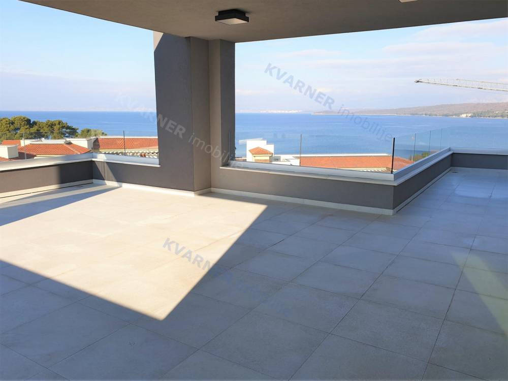 NOVA PONUDBA! Luksuzen penthouse z veliko pokrito teraso in pogledom na morje! Zelo privlačna lokacija, 100 m od morja! | Kvarner imobilije