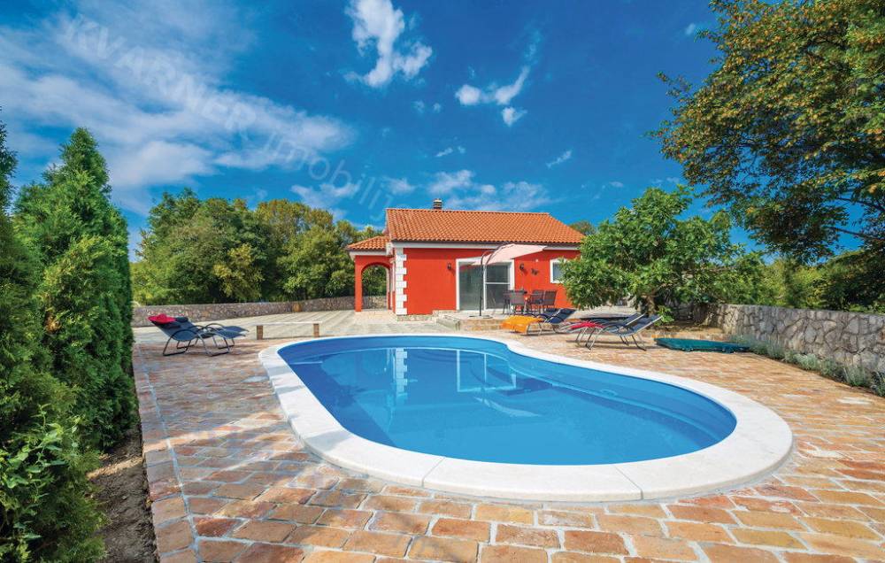Schönes Einfamilienhaus mit Pool in ruhiger Lage