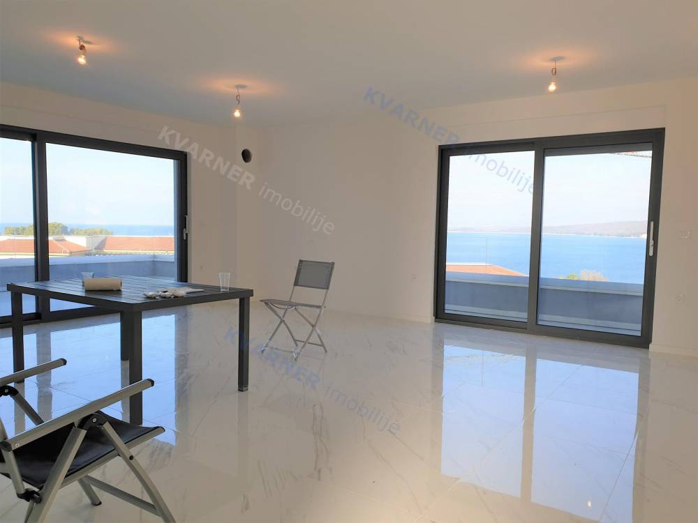 Novi luksuzni apartman sa velikom terasom, panoramskim pogledom na more, samo 100 m od plaže! | Kvarner imobilije 