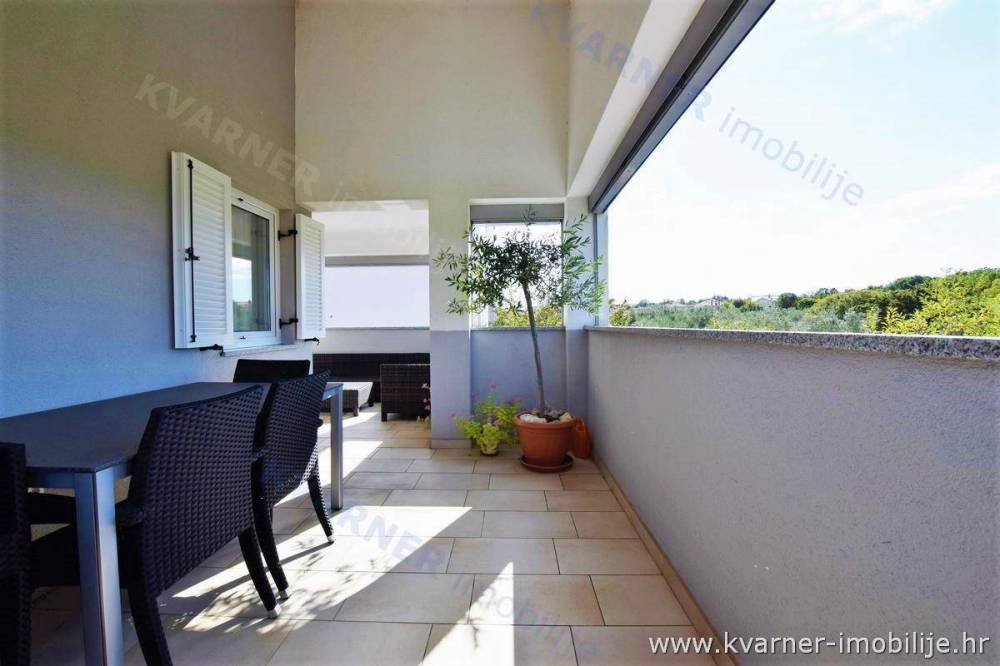 EXCLUSIVE LOCATION! Furnished two floor apartment overlooking the sea! 