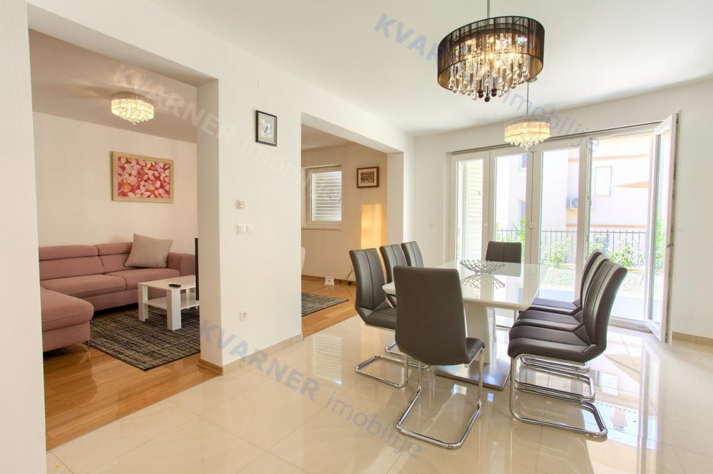 Close to the beach !! Luxury ground floor apartment with a large garden 150m from the beach!