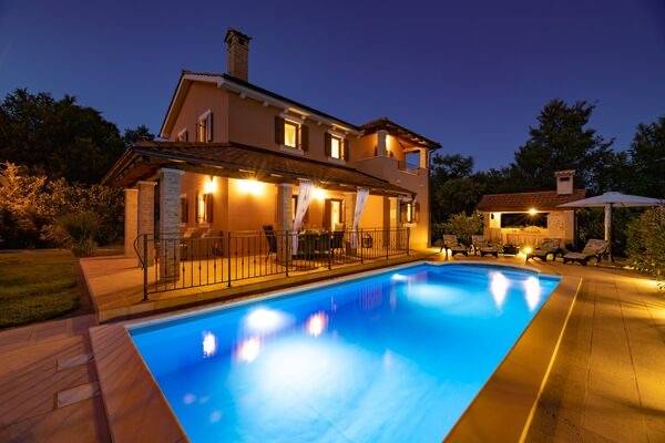 Freistehende Villa mit Pool und wunderschön angelegtem Garten in ruhiger Lage!