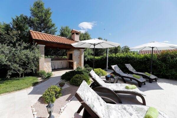Freistehende Villa mit Pool und wunderschön angelegtem Garten in ruhiger Lage!