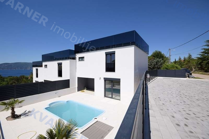 EXCLUSIVE! Moderna hiša z vrtom 70m2 in bazenom ter pogledom na morje! | Kvarner imobilije