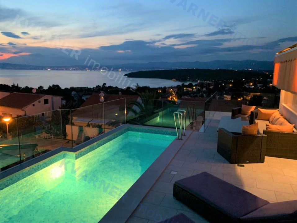 Luksuzen apartma s strešno teraso, bazenom in panoramskim pogledom na morje!