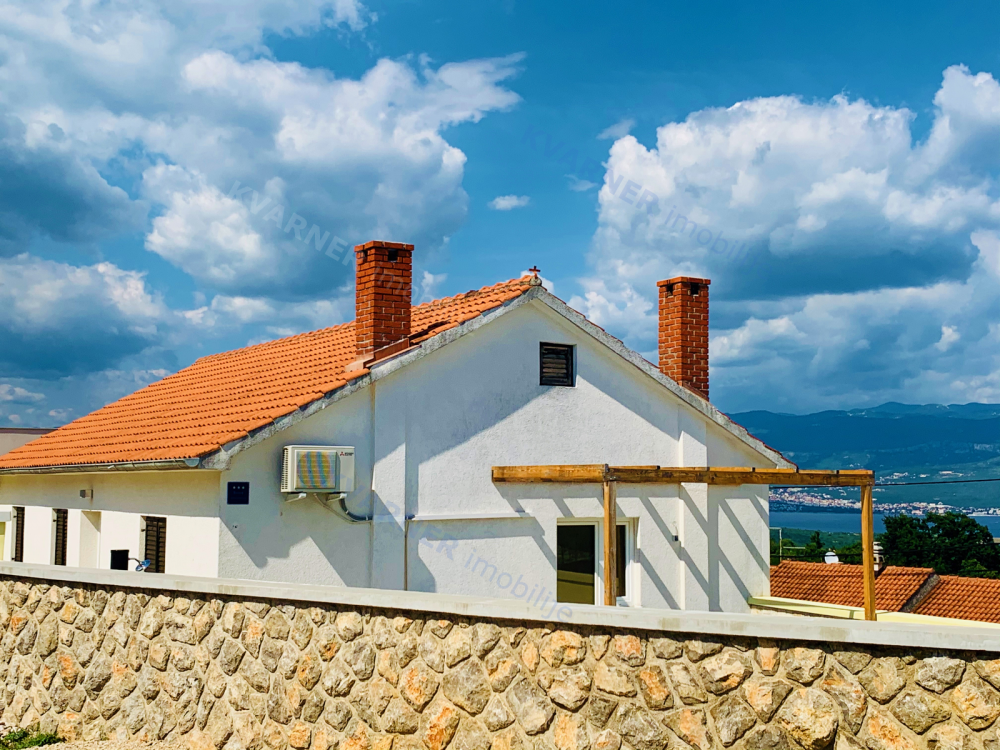 Prilika! Okolica Vrbnika - Namještena kuća sa dva stana - bazen, pogled na more! 