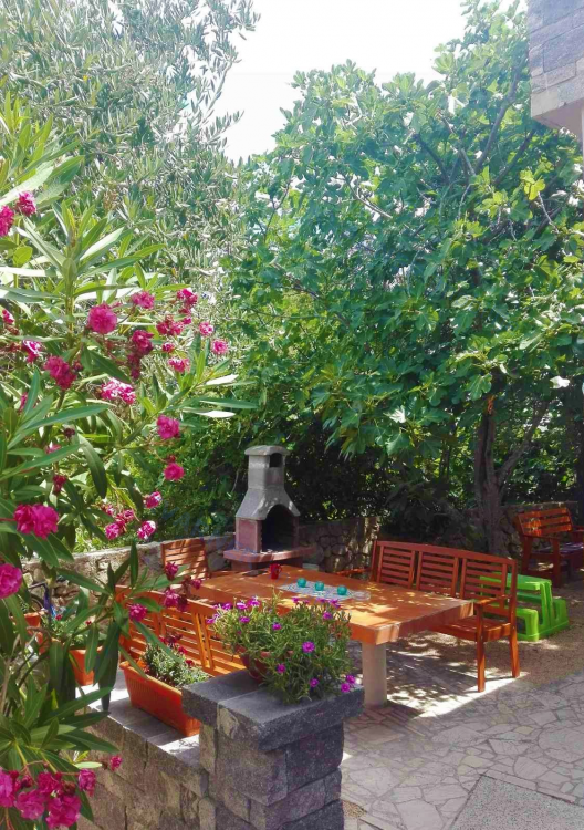 House with three apartments and a garden in a great location - Punat