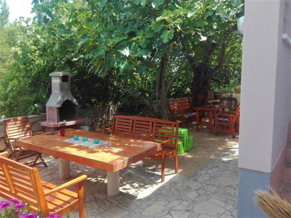 House with three apartments and a garden in a great location - Punat