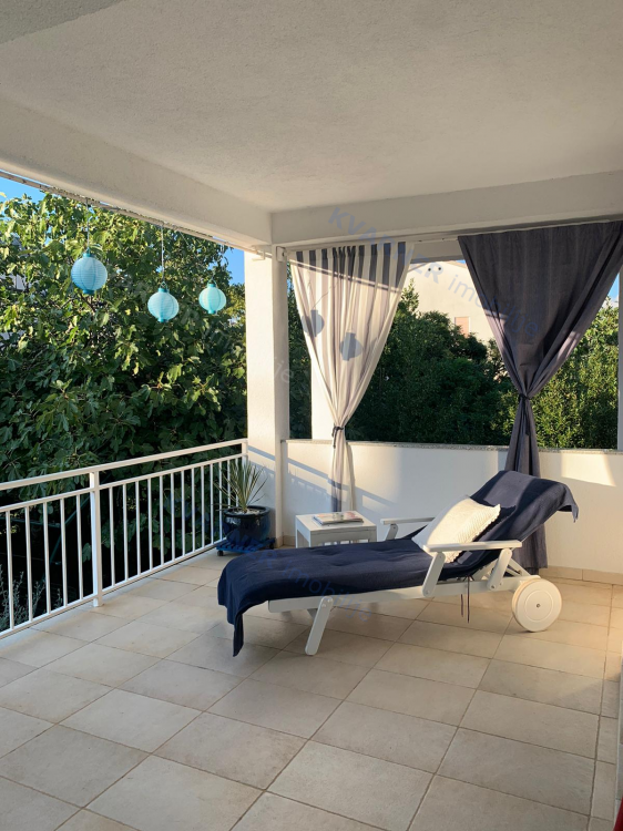 Malinska - očarljiv apartma z vrtom in veliko teraso - 250 m od plaže!
