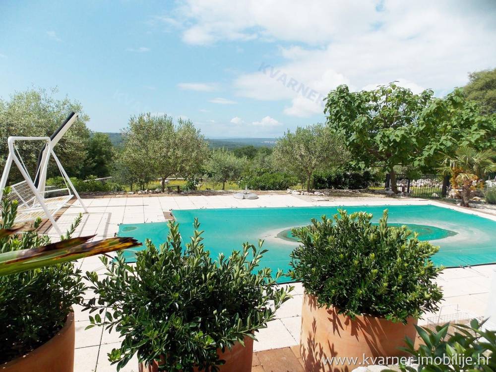 EKSKLUZIVNO!! Kamnita vila na mirni lokaciji z bazenom in prekrasnim oljčnim nasadom v velikosti 3000 m²!!