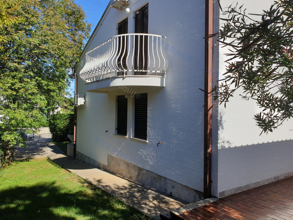 Semi-detached house in Malinska with a separate apartment in a great location !!