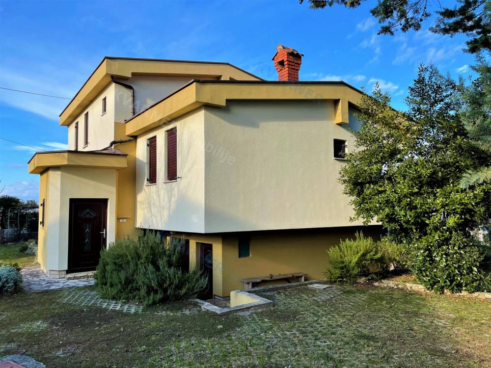 Detached house in Malinska only 150m from the sea!