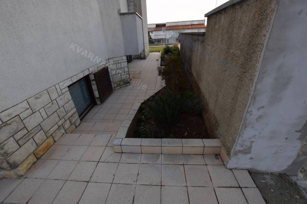 Punat! Detached house in a great location! Residential - business building!