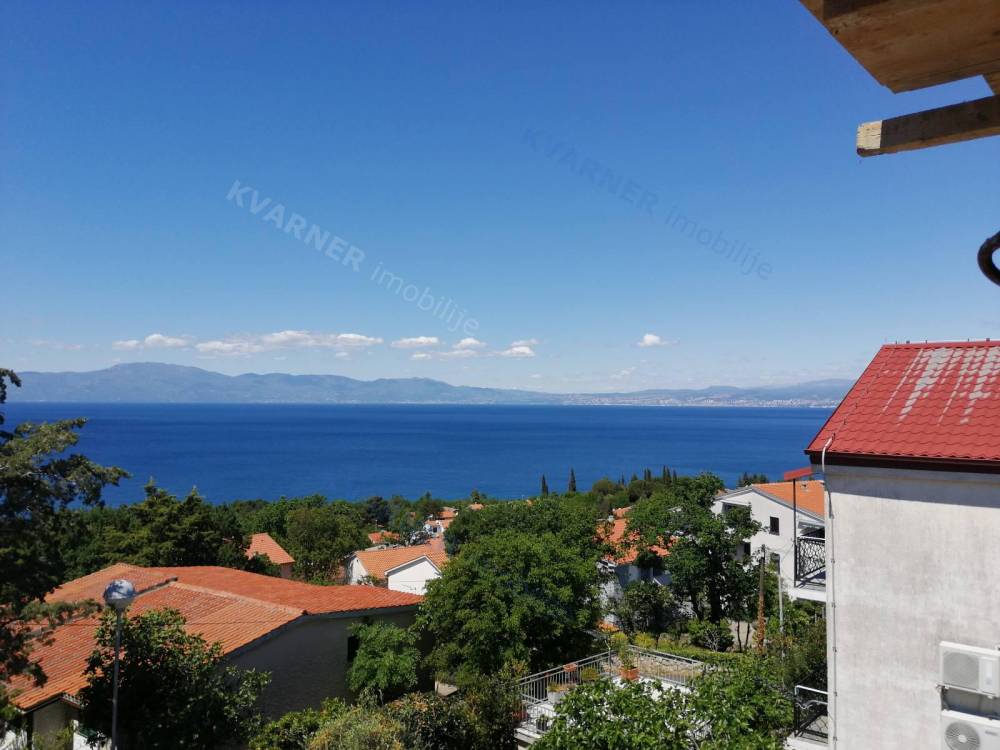 Apartment in a modern villa! Spacious apartment with a large terrace and panoramic sea views!