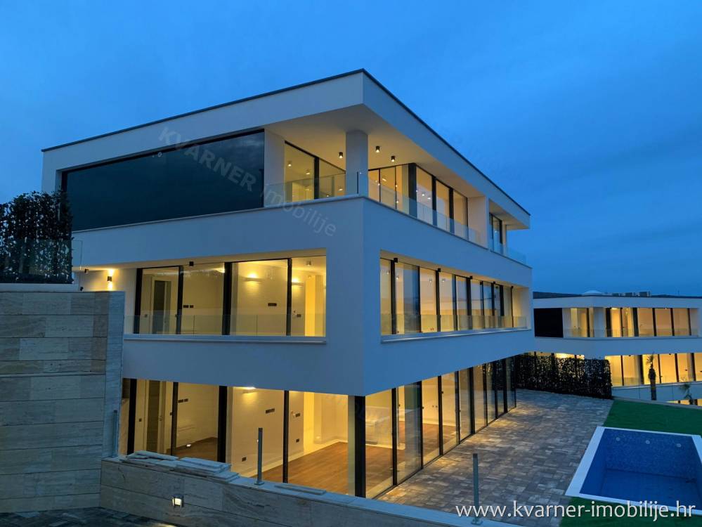 EXKLUSIV!!! Moderne Villa mit 4 Apartments, 2 Swimmingpools und Panoramablick auf das Meer!