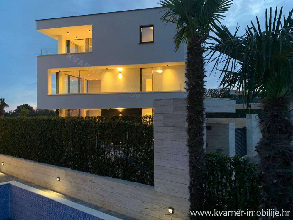 EXCLUSIVE!!! Modern villa with 4 apartments, 2 swimming pools and panoramic sea views!