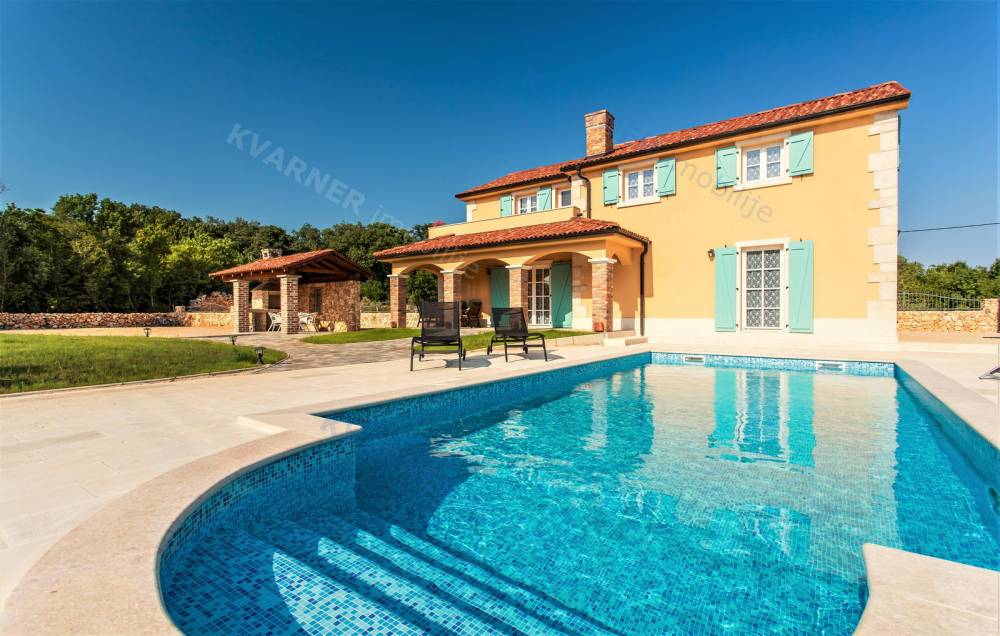 Rustic villa with pool and landscaped garden in a quiet location!