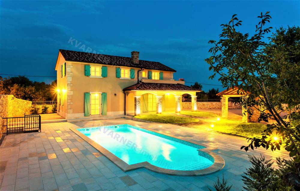 Ruhiger Ort! Freistehende rustikale Villa mit Pool und Garten